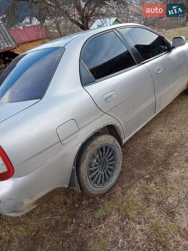Седан Daewoo Nubira 1998 в Верховині