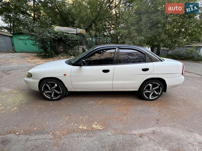 Седан Daewoo Nubira 1998 в Киеве