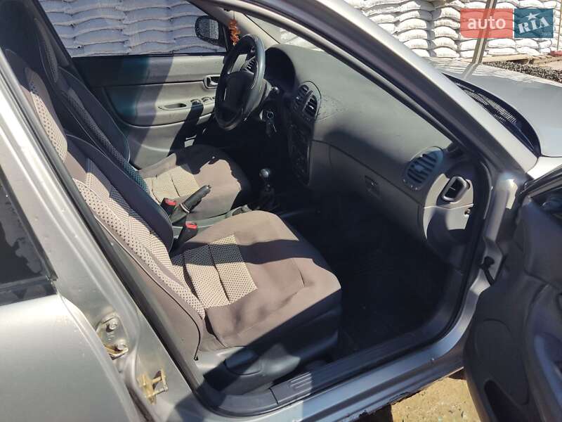 Седан Daewoo Nubira 1998 в Желтых Водах