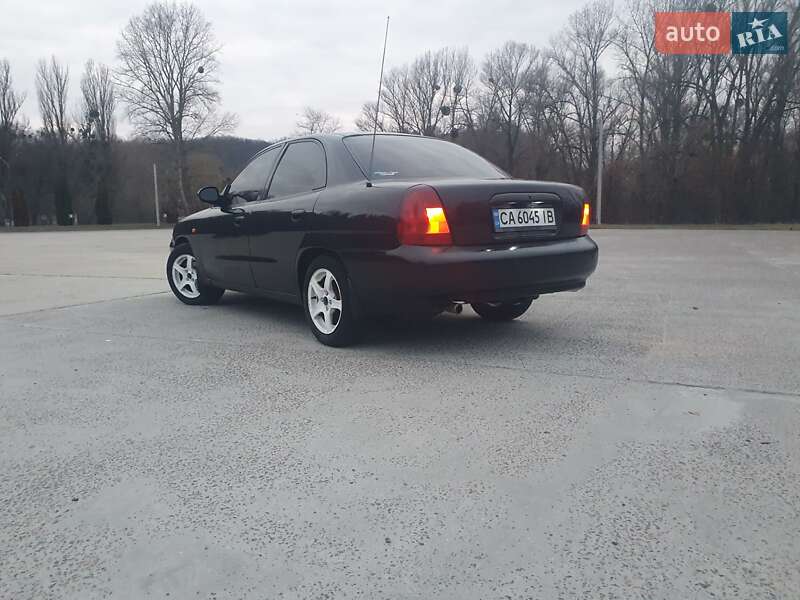 Седан Daewoo Nubira 1998 в Каневе
