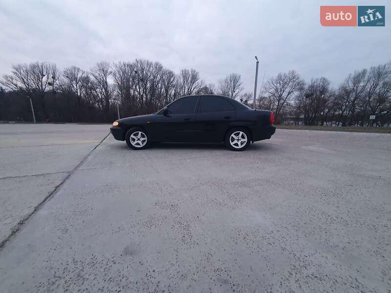 Седан Daewoo Nubira 1998 в Каневе