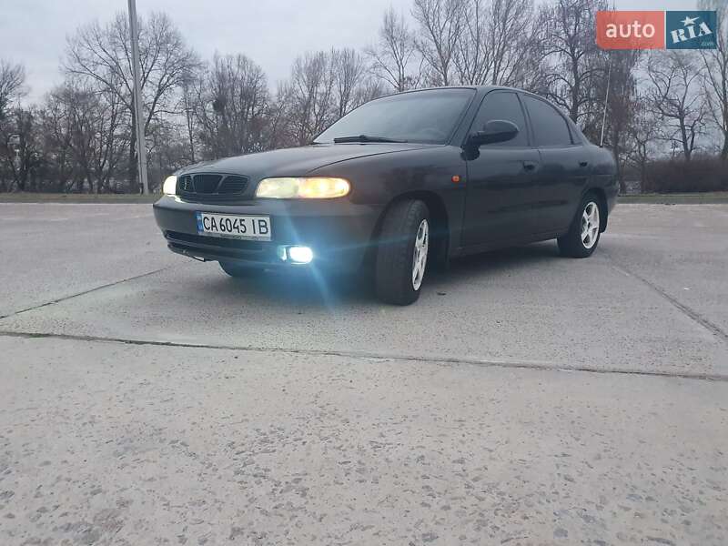 Седан Daewoo Nubira 1998 в Каневе