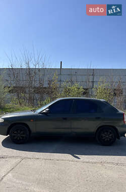Хэтчбек Daewoo Nubira 1998 в 