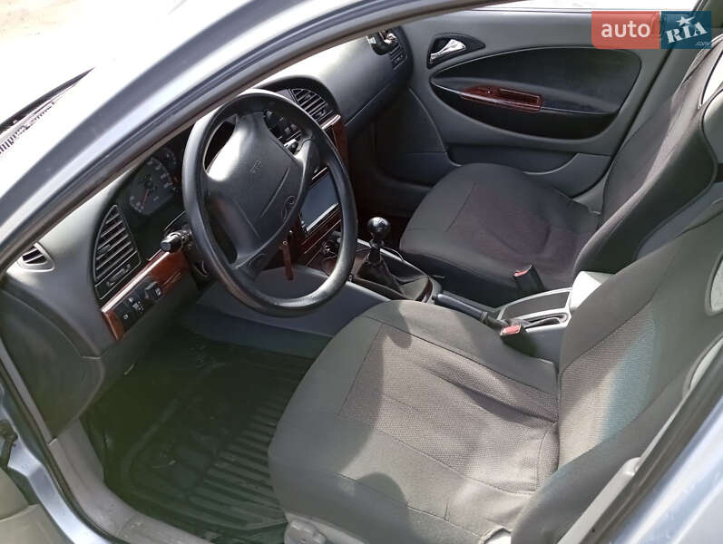 Седан Daewoo Nubira 2003 в Ізюмі