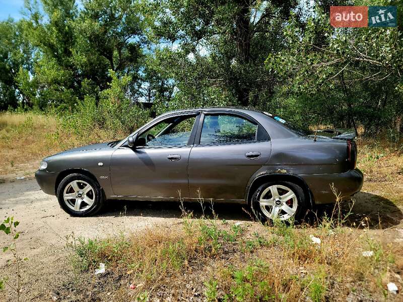 Седан Daewoo Nubira 1998 в Днепре