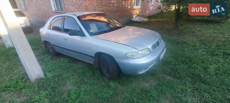 Хэтчбек Daewoo Nubira 1998 в 