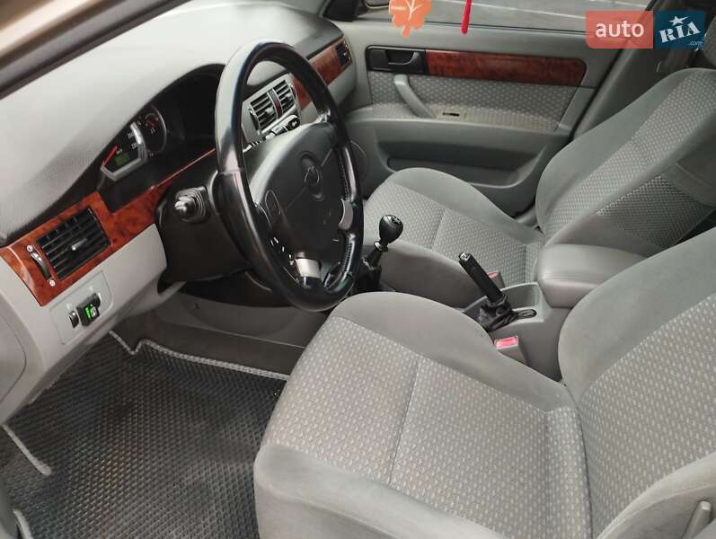 Седан Daewoo Nubira 2004 в Остроге