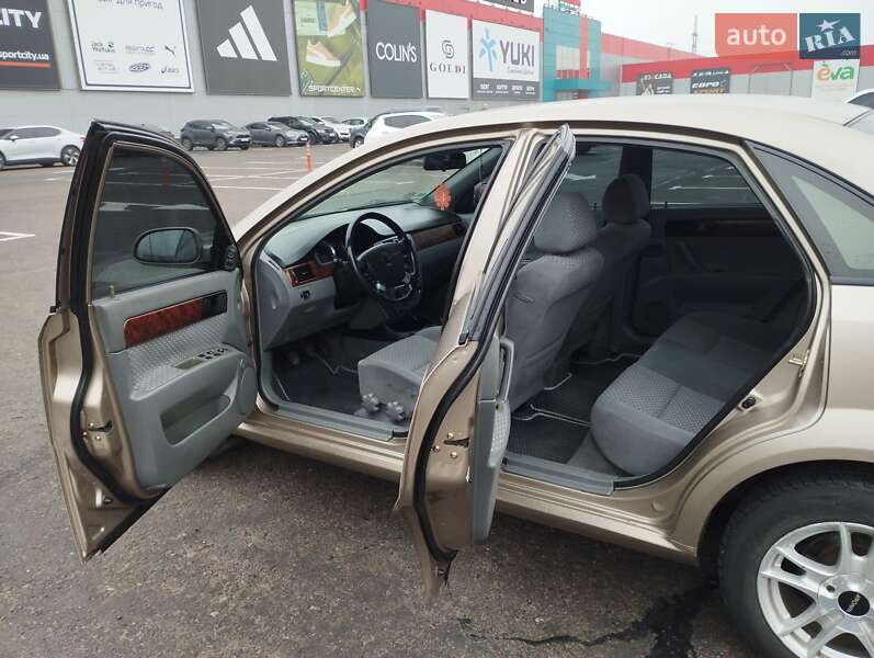 Седан Daewoo Nubira 2004 в Остроге