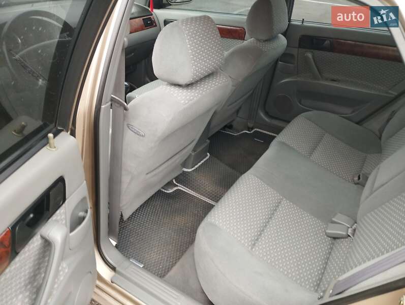 Седан Daewoo Nubira 2004 в Остроге