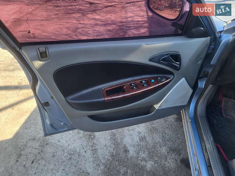 Седан Daewoo Nubira 2003 в Малодолинском