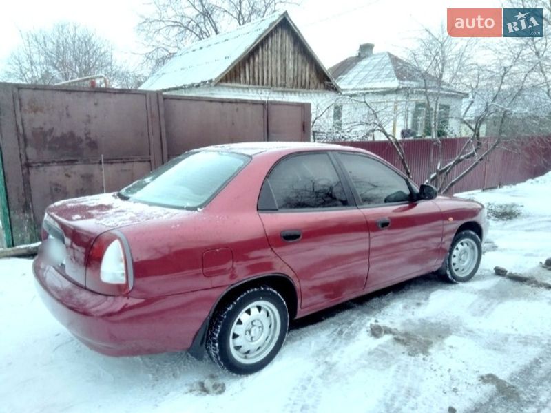 Седан Daewoo Nubira 1998 в Новомосковську