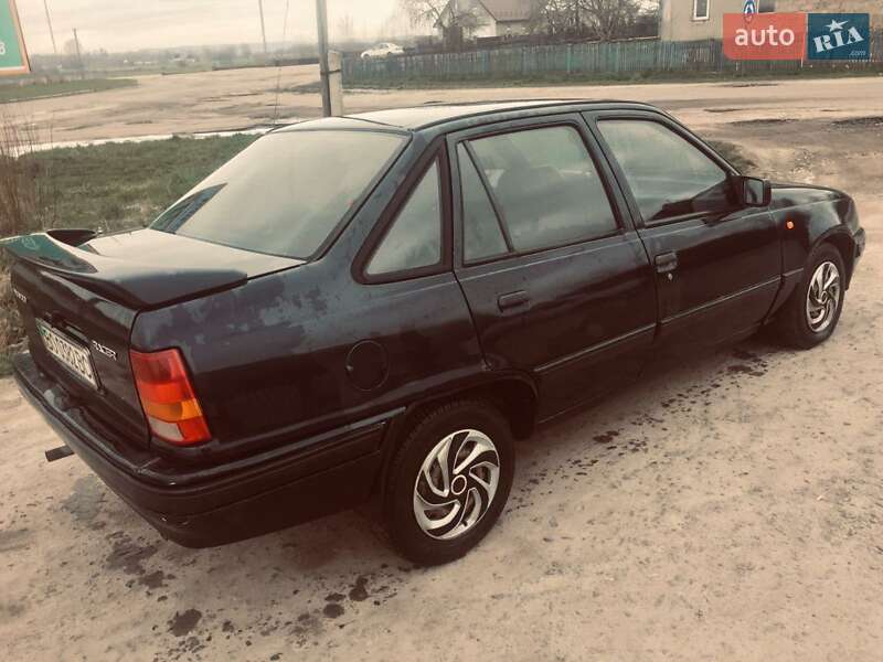 Седан Daewoo Racer 1994 в Шумске