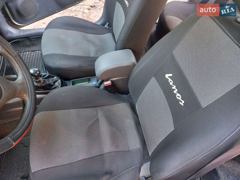 Седан Daewoo Sens 2003 в Остроге