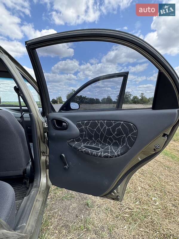 Седан Daewoo Sens 2004 в Петрове