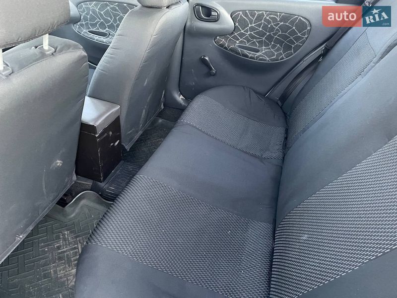 Седан Daewoo Sens 2004 в Новгородці