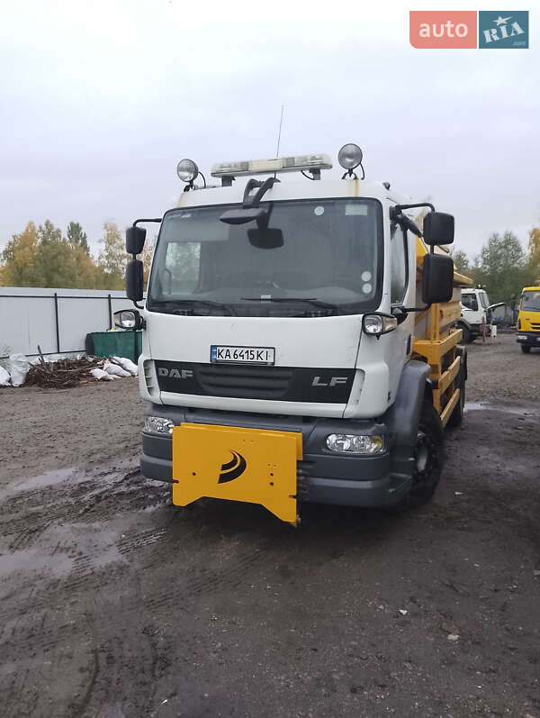 Пескоразбрасывающая машина DAF LF 2012 в Василькове