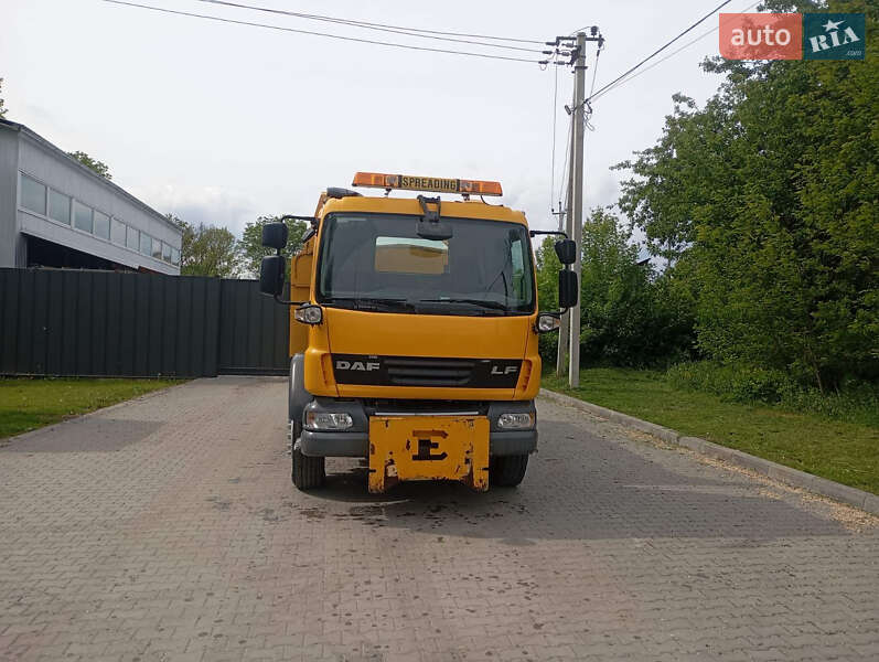 Піскорозкидальна машина DAF LF 2013 в Бучачі