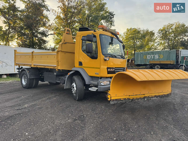 Піскорозкидальна машина DAF LF 2013 в Бучачі