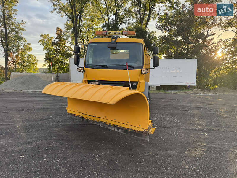 Піскорозкидальна машина DAF LF 2013 в Бучачі