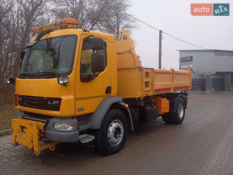 Піскорозкидальна машина DAF LF 2013 в Бучачі