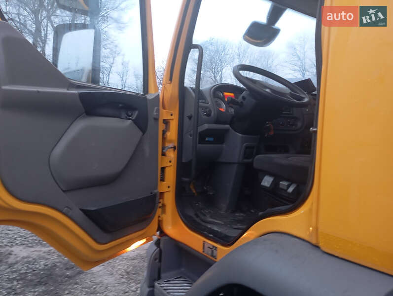 Піскорозкидальна машина DAF LF 2013 в Бучачі