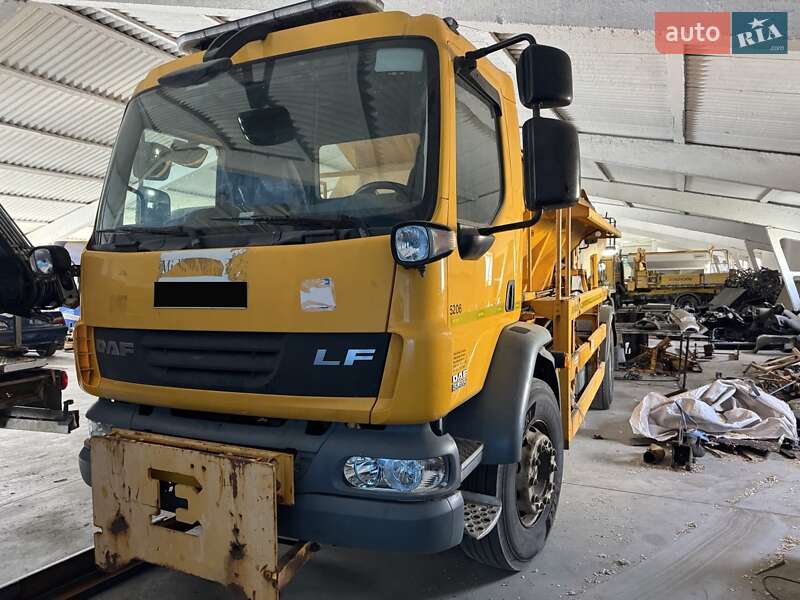 Пескоразбрасывающая машина DAF LF 2011 в Тернополе
