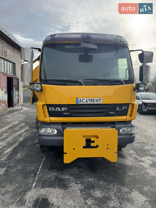 Пескоразбрасывающая машина DAF LF 2013 в Тернополе
