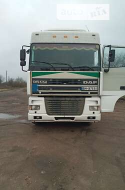 Тягач DAF XF 2001 в Ромнах