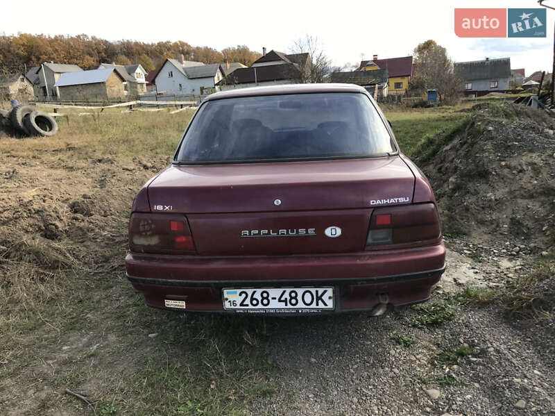 Седан Daihatsu Applause 1993 в Сторожинце