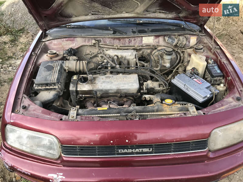 Седан Daihatsu Applause 1993 в Сторожинце