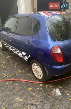 Хэтчбек Daihatsu Sirion 1998 в 