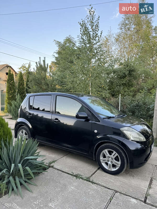 Хэтчбек Daihatsu Sirion 2006 в Черновцах