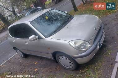 Хэтчбек Daihatsu Sirion 2000 в 