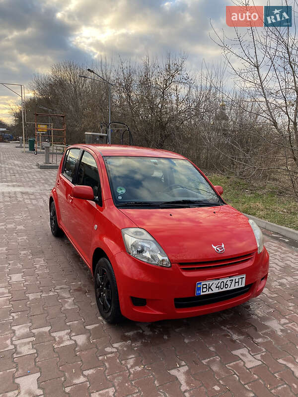 Хэтчбек Daihatsu Sirion 2008 в 