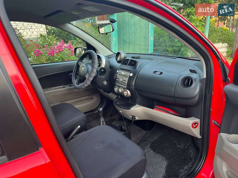 Хэтчбек Daihatsu Sirion 2006 в Гайсине