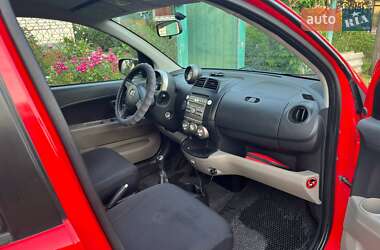 Хэтчбек Daihatsu Sirion 2006 в 