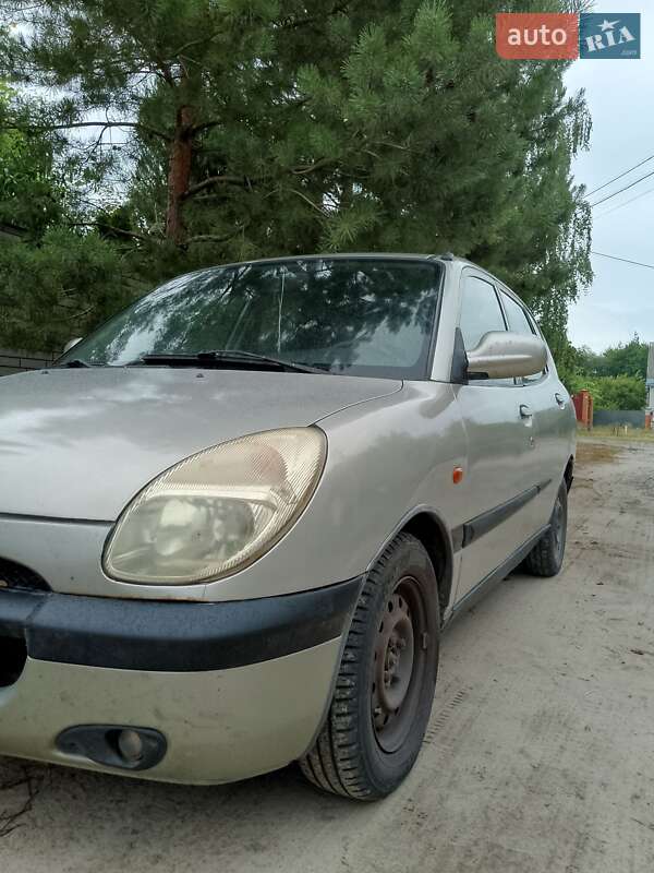 Хэтчбек Daihatsu Sirion 2000 в 