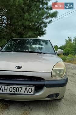 Хэтчбек Daihatsu Sirion 2000 в 