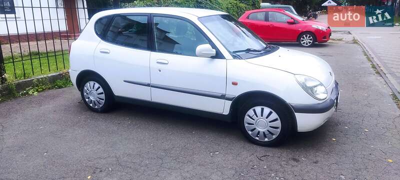 Хэтчбек Daihatsu Sirion 2001 в 
