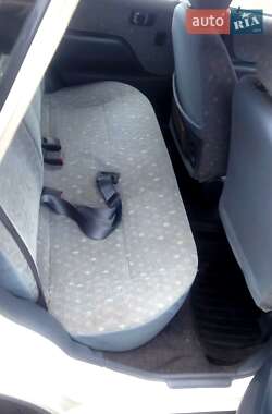 Хэтчбек Daihatsu Sirion 2001 в 