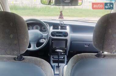 Хэтчбек Daihatsu Sirion 2001 в 