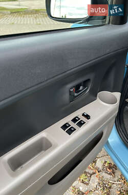 Хэтчбек Daihatsu Sirion 2006 в 