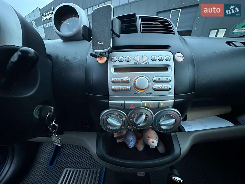 Хэтчбек Daihatsu Sirion 2005 в Львове