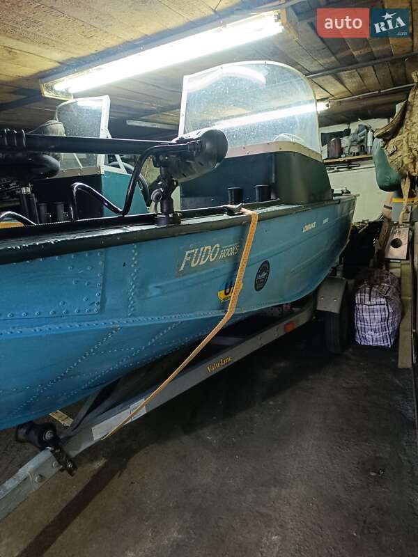 Катер Днепр 1 1986 в Полтаві фото Катер Днепр 1 1986 в Полтаві