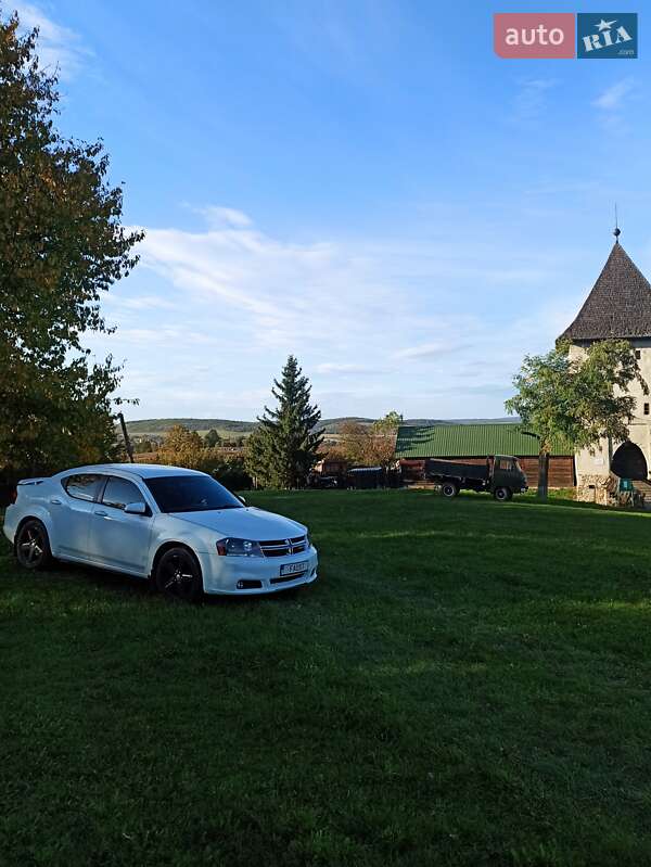 Седан Dodge Avenger 2013 в Львове