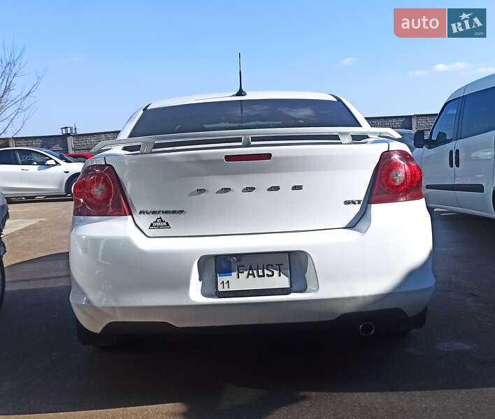 Седан Dodge Avenger 2013 в Львове