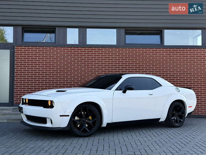 Купе Dodge Challenger 2018 в Львові