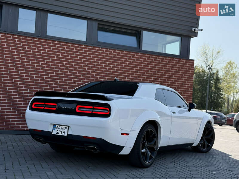 Купе Dodge Challenger 2018 в Львові