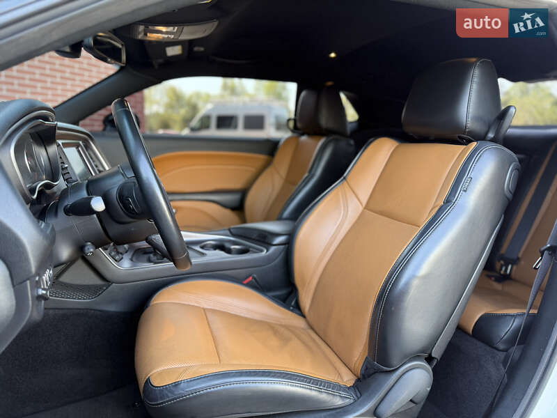 Купе Dodge Challenger 2018 в Львові