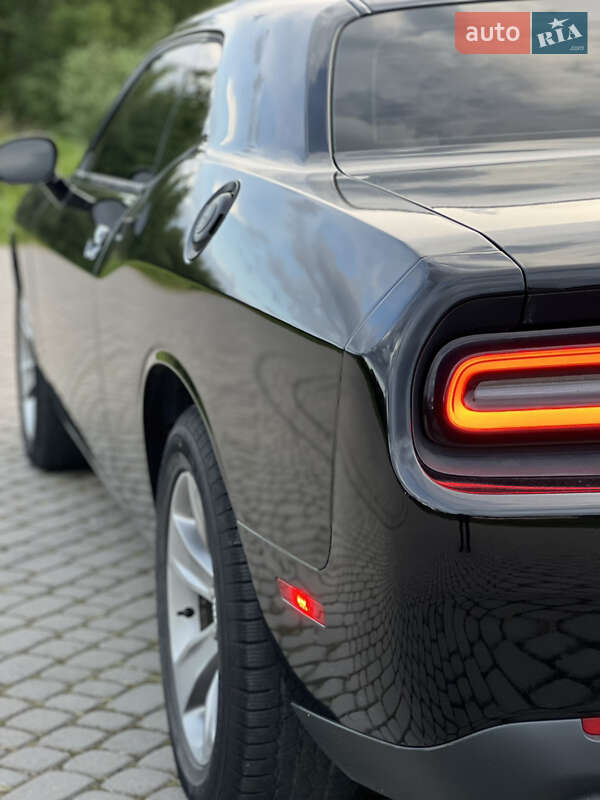 Купе Dodge Challenger 2017 в Львові